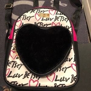 BETSEY JOHNSON CROSSBODY BACKPAC, graphics